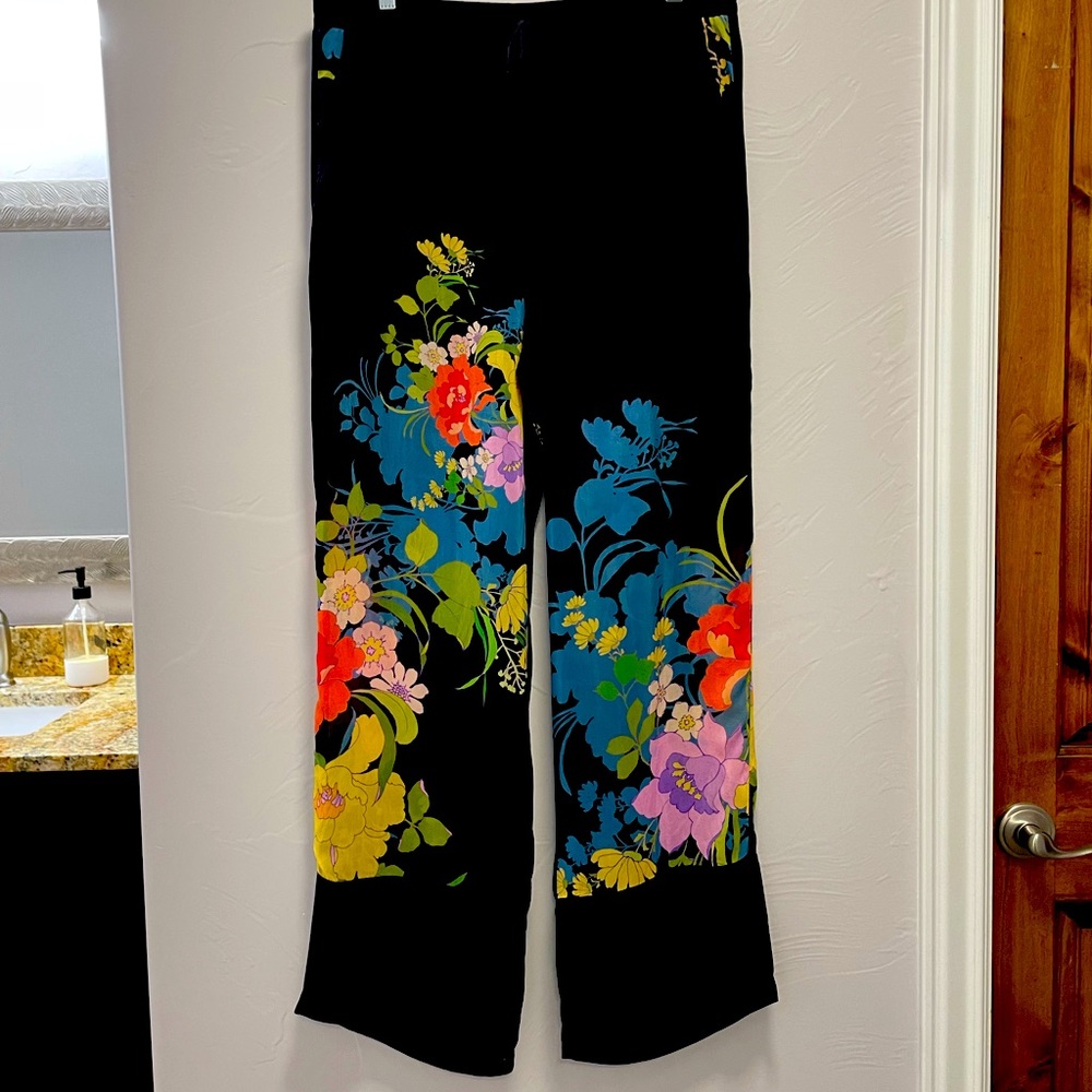 Johnny Was, wide-leg, floral print pull-on pants. Size Large.